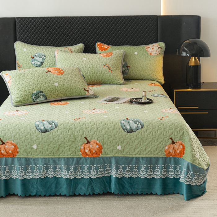 91家纺网 家纺一手货源 找家纺 梓依家纺 2025新款牛奶绒单床裙款蕾丝床盖三件套四件套 可爱南瓜-绿