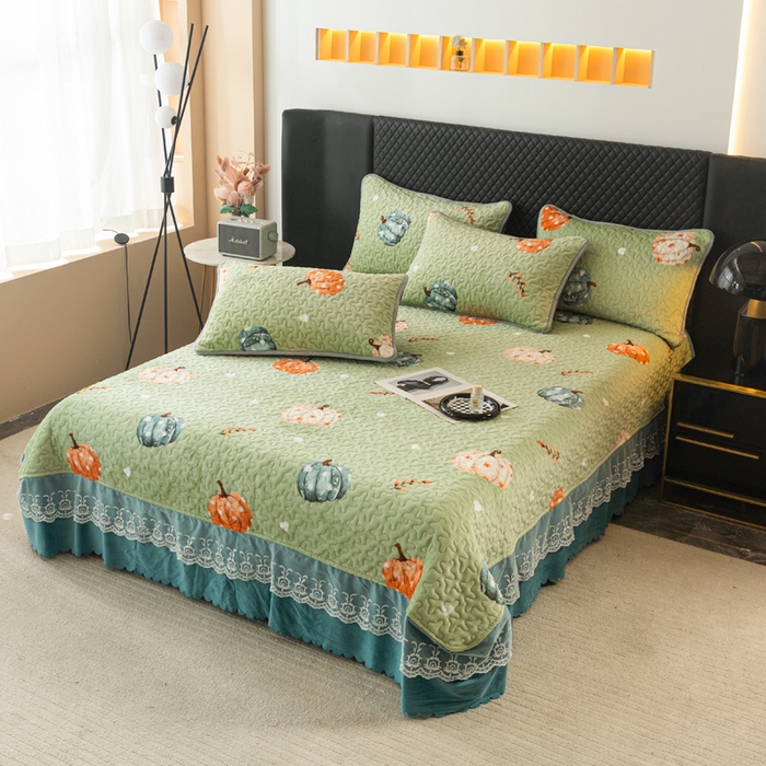 91家纺网 家纺一手货源 找家纺 梓依家纺 2025新款牛奶绒单床裙款蕾丝床盖三件套四件套 可爱南瓜-绿