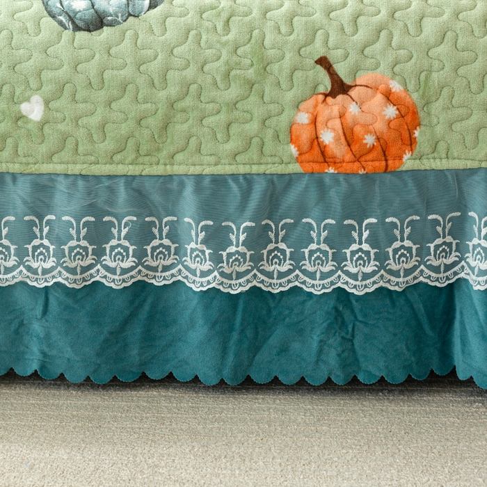 91家纺网 家纺一手货源 找家纺 梓依家纺 2025新款牛奶绒单床裙款蕾丝床盖三件套四件套 可爱南瓜-绿