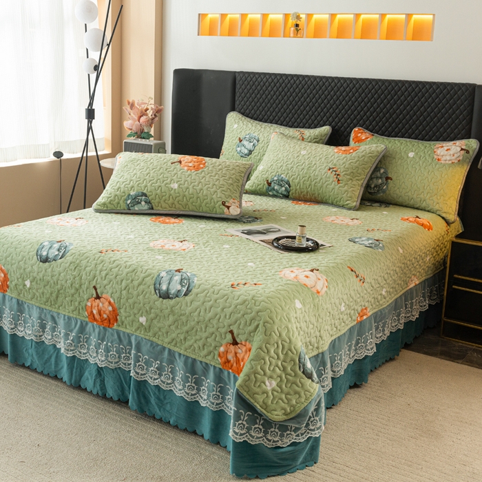 91家纺网 家纺一手货源 找家纺 梓依家纺 2025新款牛奶绒单床裙款蕾丝床盖三件套四件套 可爱南瓜-绿