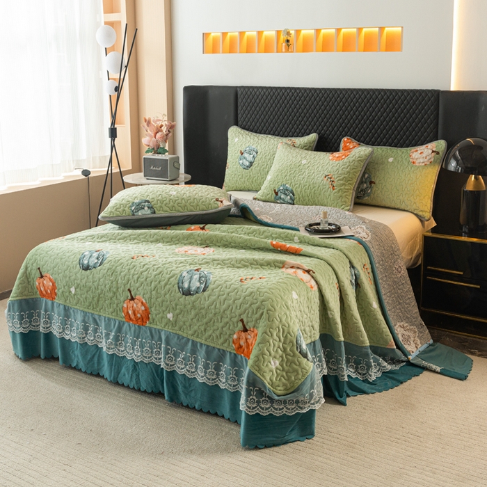91家纺网 家纺一手货源 找家纺 梓依家纺 2025新款牛奶绒单床裙款蕾丝床盖三件套四件套 可爱南瓜-绿