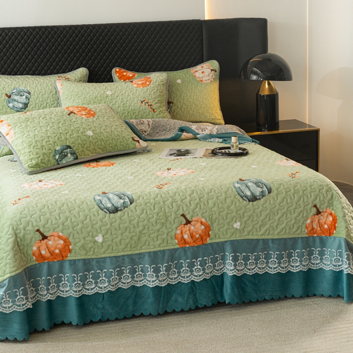 91家纺网 家纺一手货源 找家纺 梓依家纺 2025新款牛奶绒单床裙款蕾丝床盖三件套四件套 可爱南瓜-绿