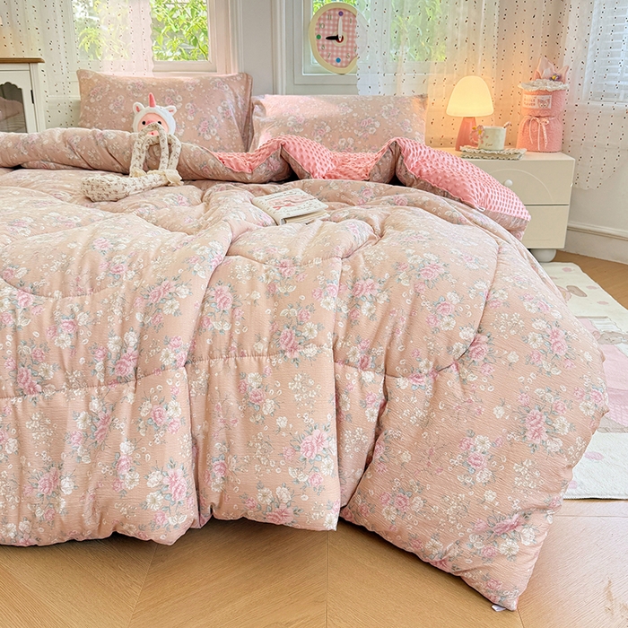 91家纺网 家纺一手货源 找家纺 VIP被业 2025新款云感棉双层纱豆豆绒冬被被子被芯 粉雾情书