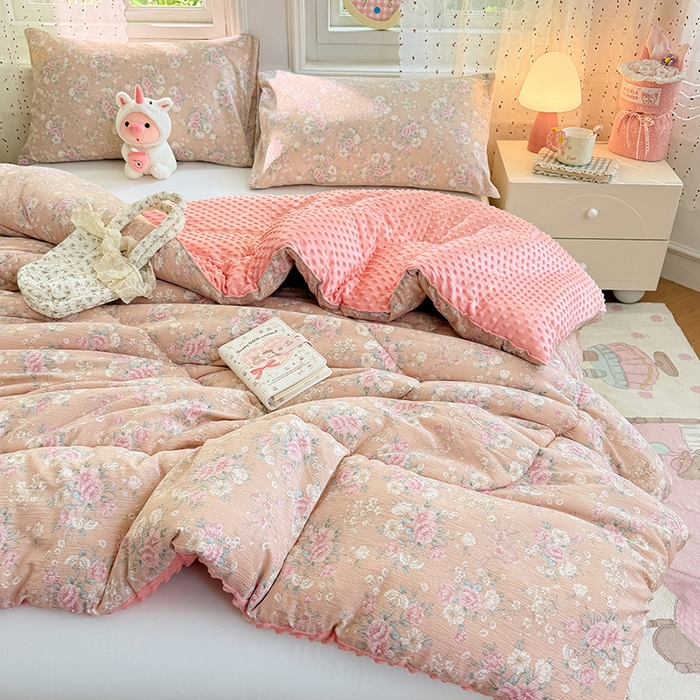 91家纺网 家纺一手货源 找家纺 VIP被业 2025新款云感棉双层纱豆豆绒冬被被子被芯 粉雾情书