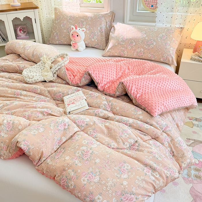 91家纺网 家纺一手货源 找家纺 VIP被业 2025新款云感棉双层纱豆豆绒冬被被子被芯 粉雾情书