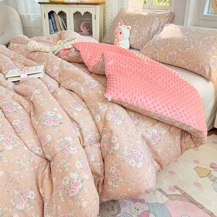 91家纺网 家纺一手货源 找家纺 VIP被业 2025新款云感棉双层纱豆豆绒冬被被子被芯 粉雾情书