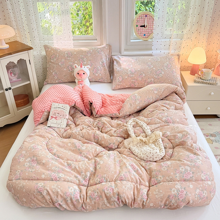 91家纺网 家纺一手货源 找家纺 VIP被业 2025新款云感棉双层纱豆豆绒冬被被子被芯 粉雾情书