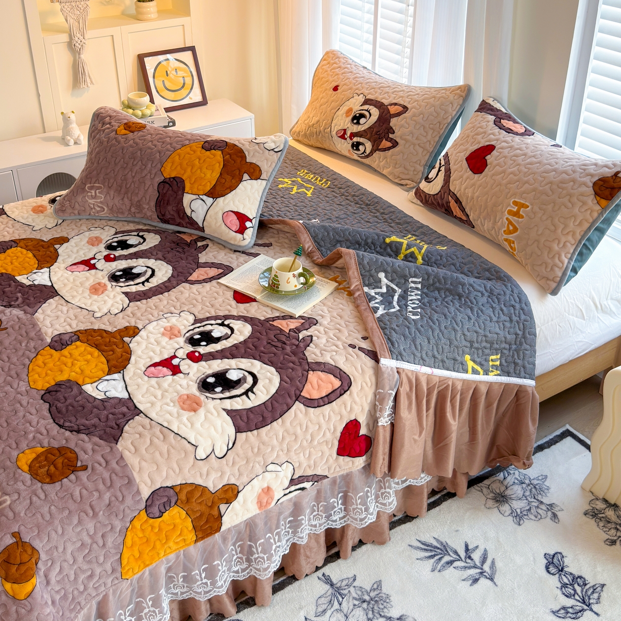 91家纺网 家纺一手货源 找家纺 梓依家纺 2025新款牛奶绒单床裙款蕾丝床盖三件套四件套 可爱松鼠