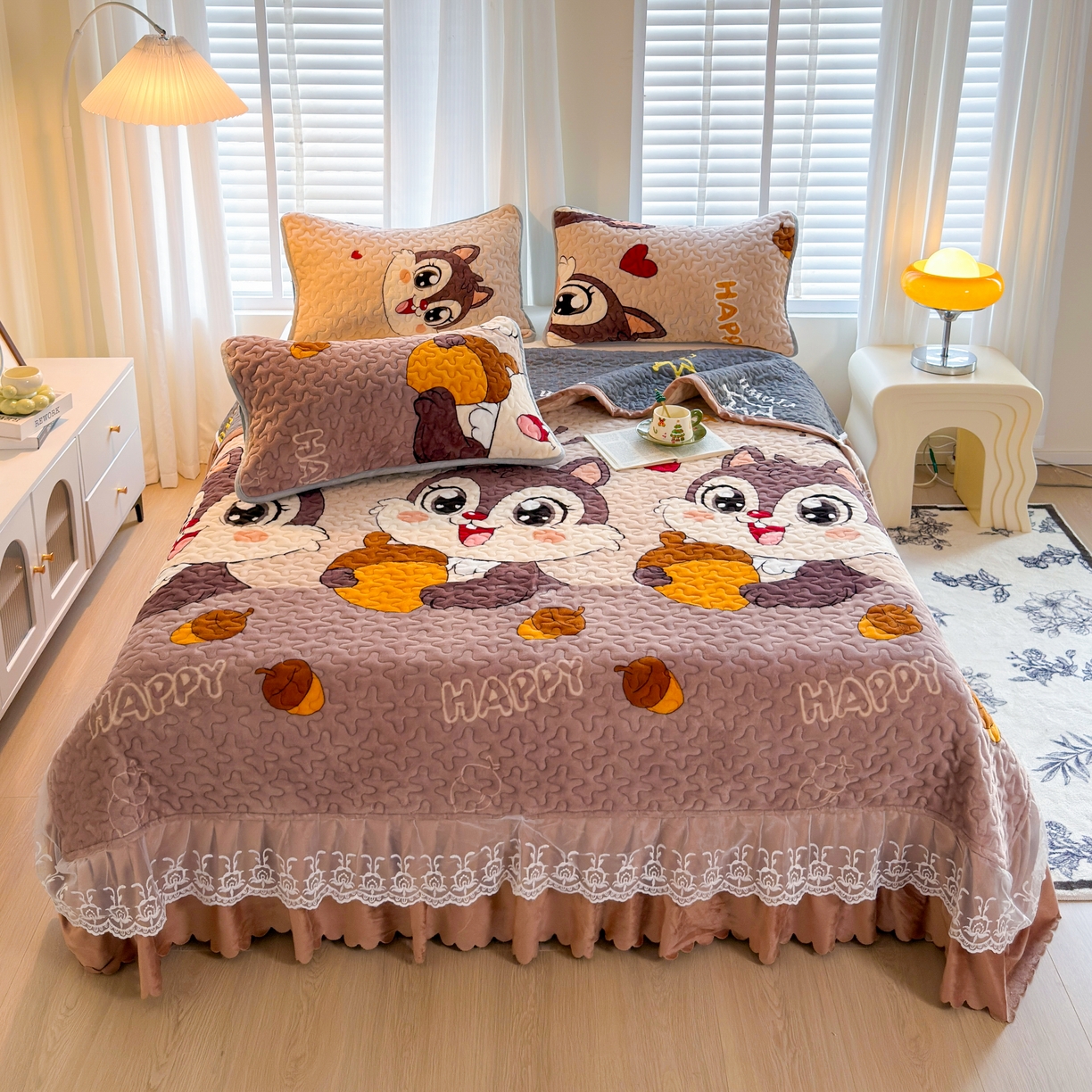 91家纺网 家纺一手货源 找家纺 梓依家纺 2025新款牛奶绒单床裙款蕾丝床盖三件套四件套 可爱松鼠