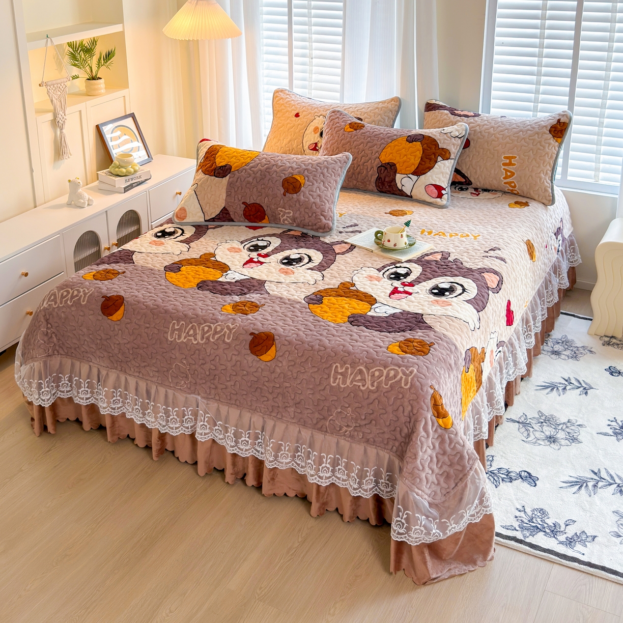 91家纺网 家纺一手货源 找家纺 梓依家纺 2025新款牛奶绒单床裙款蕾丝床盖三件套四件套 可爱松鼠