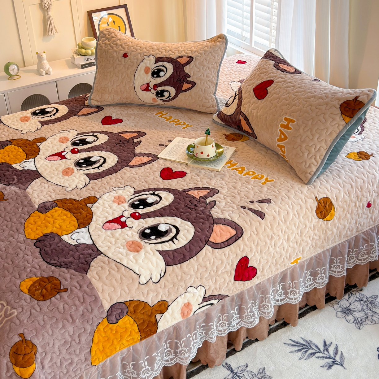 91家纺网 家纺一手货源 找家纺 梓依家纺 2025新款牛奶绒单床裙款蕾丝床盖三件套四件套 可爱松鼠