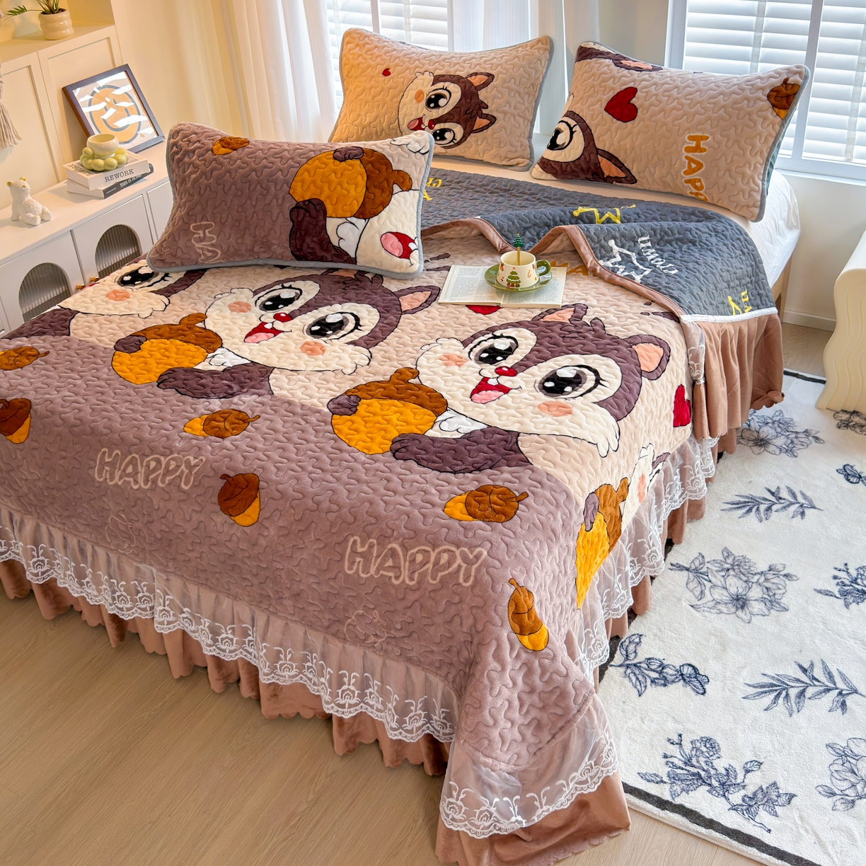 91家纺网 家纺一手货源 找家纺 梓依家纺 2025新款牛奶绒单床裙款蕾丝床盖三件套四件套 可爱松鼠