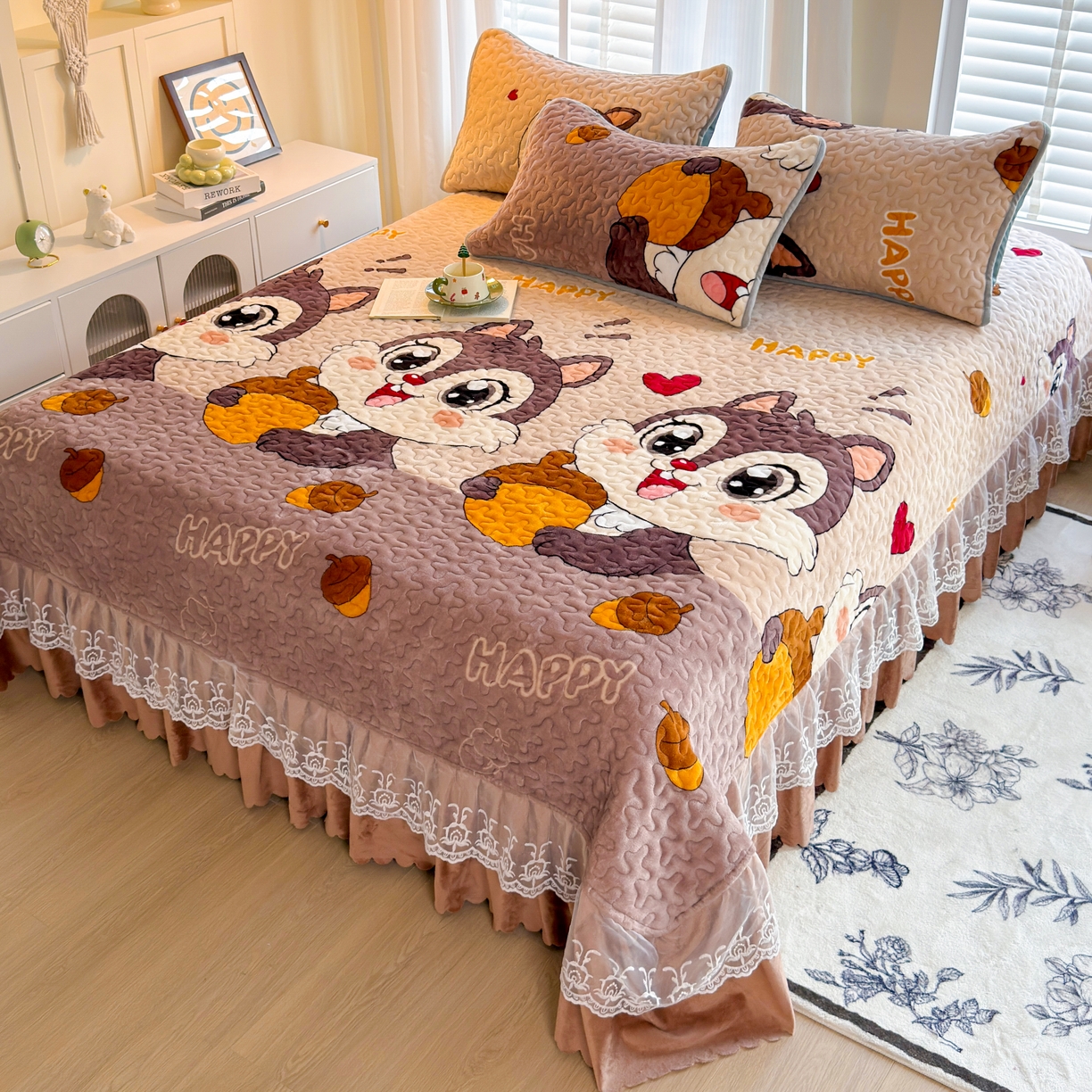 91家纺网 家纺一手货源 找家纺 梓依家纺 2025新款牛奶绒单床裙款蕾丝床盖三件套四件套 可爱松鼠