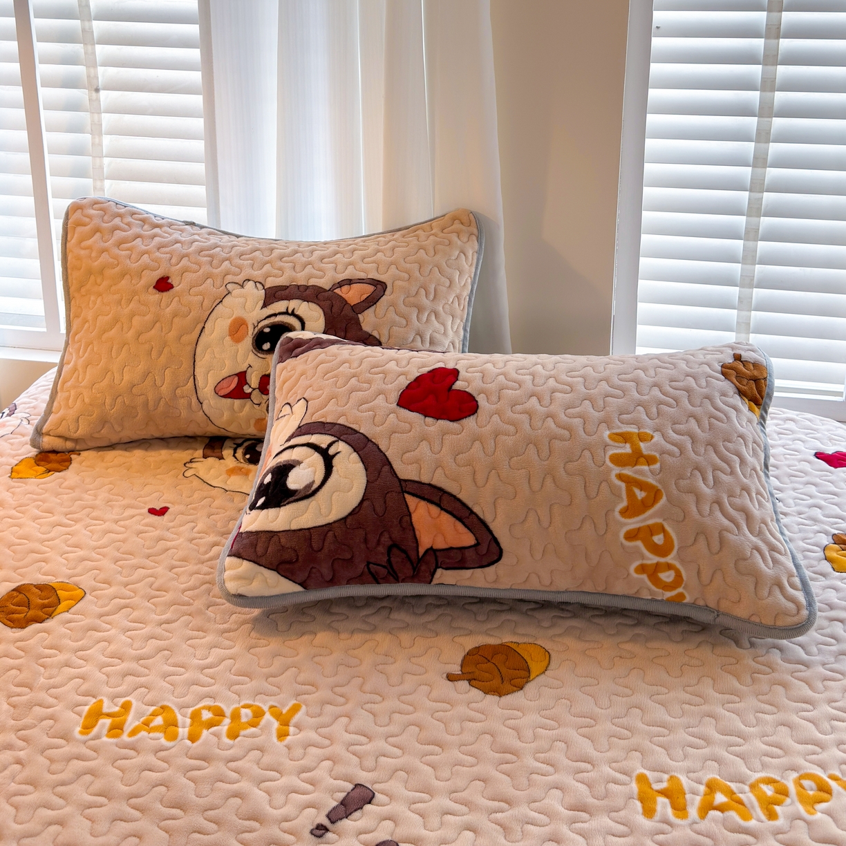 91家纺网 家纺一手货源 找家纺 梓依家纺 2025新款牛奶绒单床裙款蕾丝床盖三件套四件套 可爱松鼠