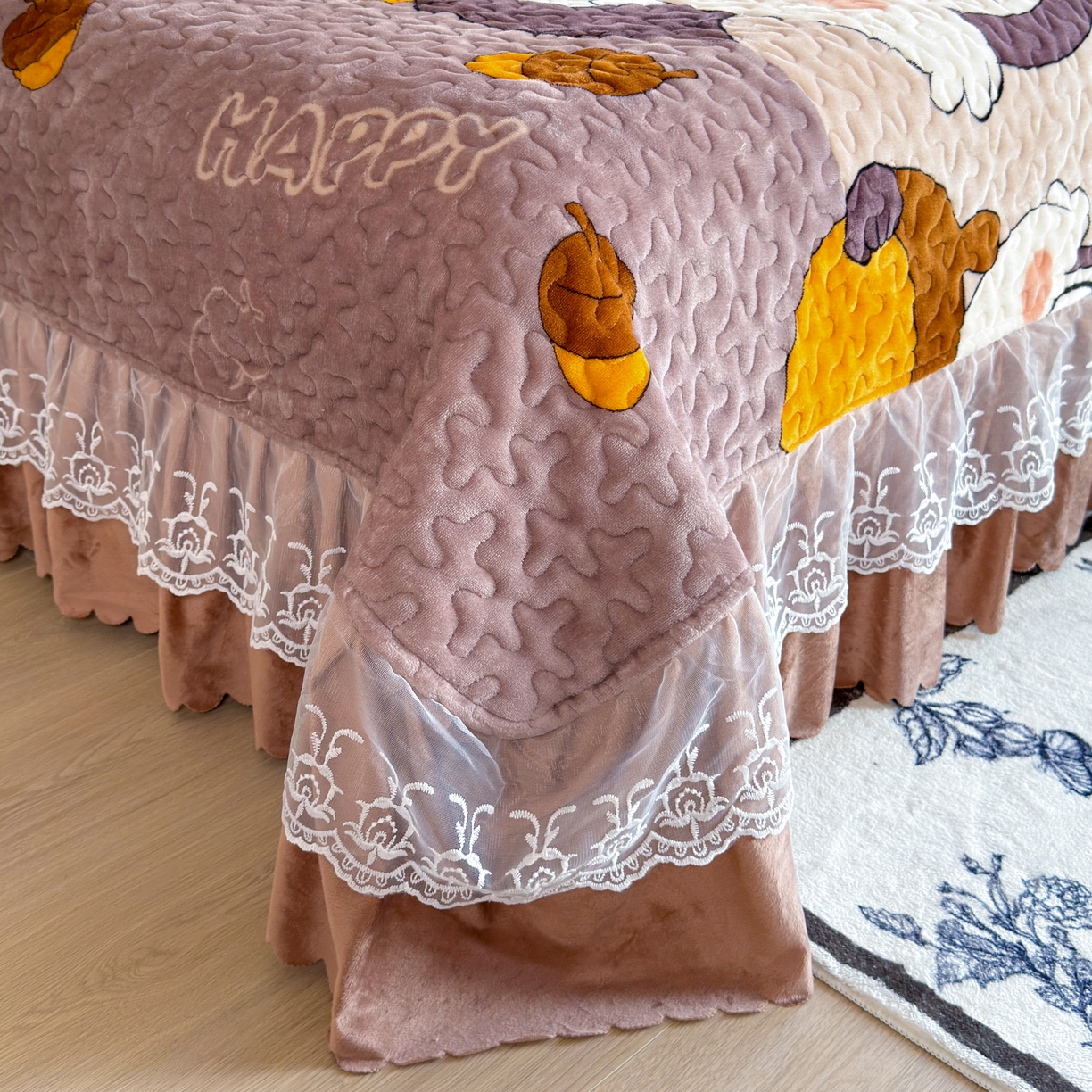 91家纺网 家纺一手货源 找家纺 梓依家纺 2025新款牛奶绒单床裙款蕾丝床盖三件套四件套 可爱松鼠