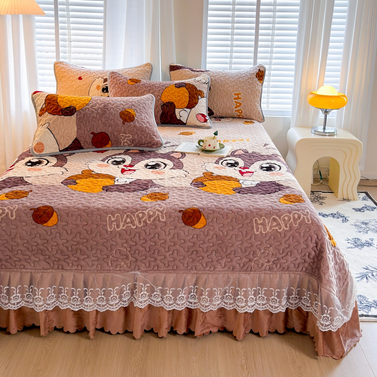 91家纺网 家纺一手货源 找家纺 梓依家纺 2025新款牛奶绒单床裙款蕾丝床盖三件套四件套 可爱松鼠