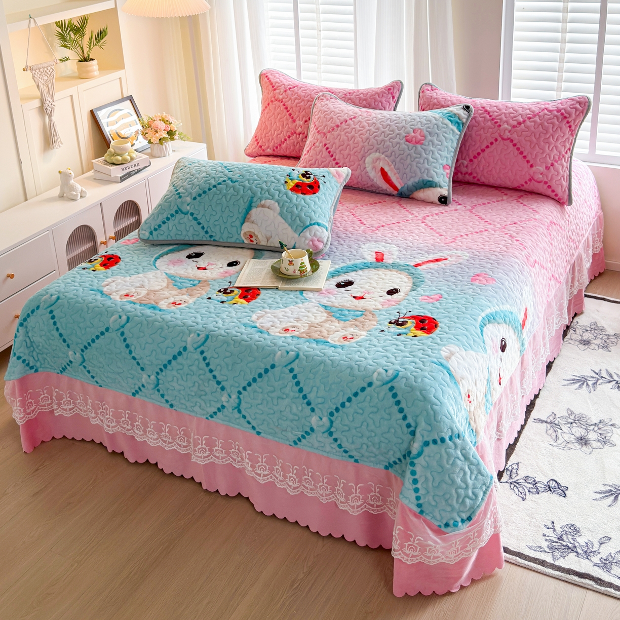 91家纺网 家纺一手货源 找家纺 梓依家纺 2025新款牛奶绒单床裙款蕾丝床盖三件套四件套 可爱兔兔