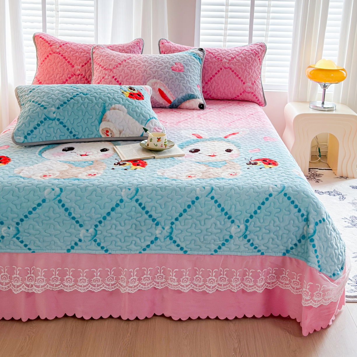 91家纺网 家纺一手货源 找家纺 梓依家纺 2025新款牛奶绒单床裙款蕾丝床盖三件套四件套 可爱兔兔