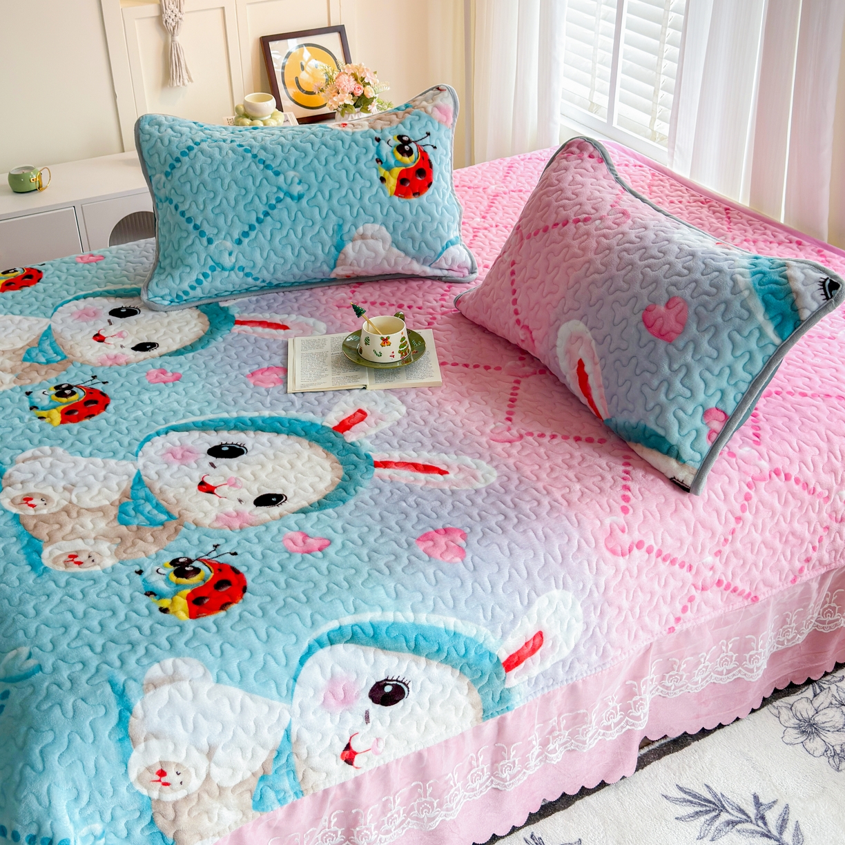 91家纺网 家纺一手货源 找家纺 梓依家纺 2025新款牛奶绒单床裙款蕾丝床盖三件套四件套 可爱兔兔