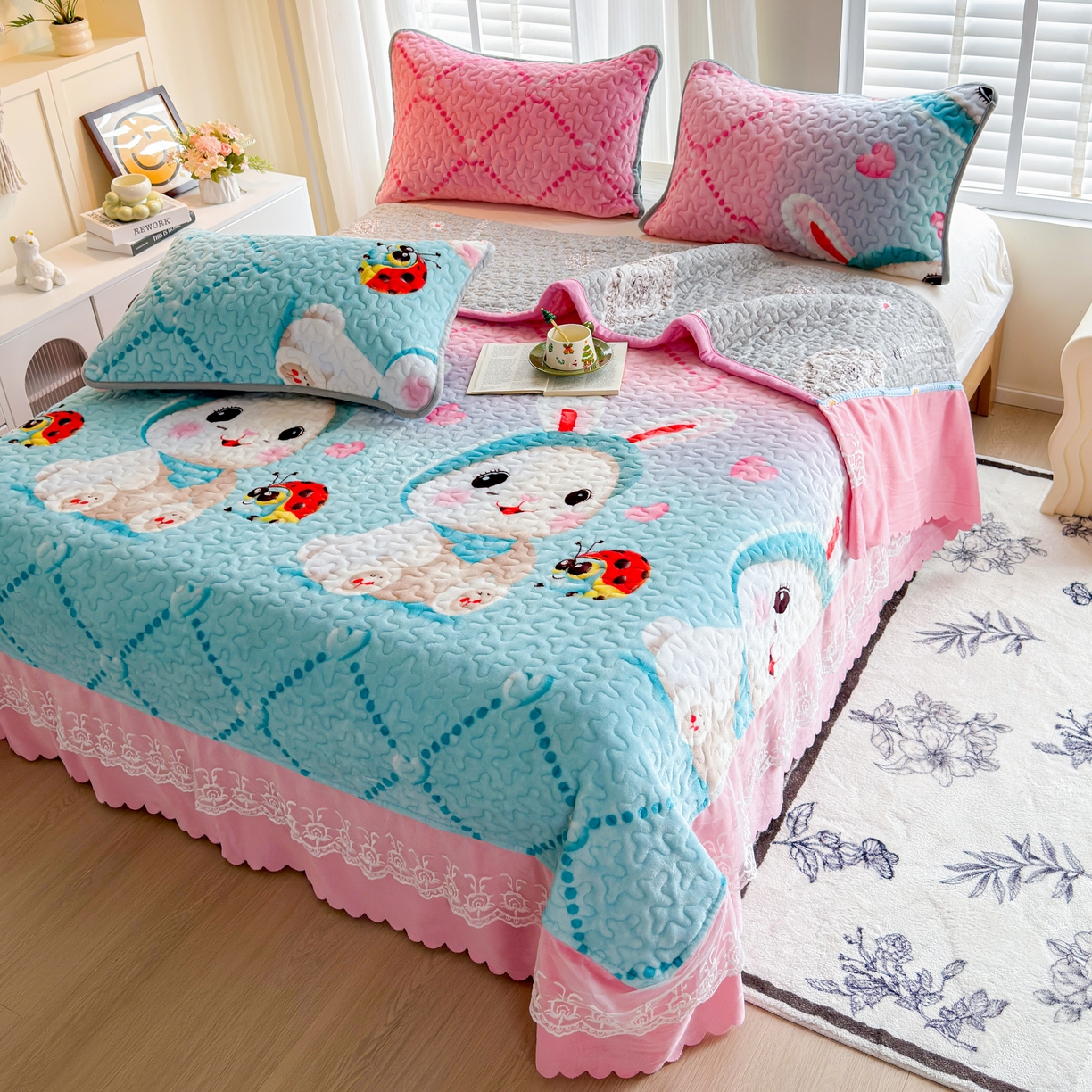 91家纺网 家纺一手货源 找家纺 梓依家纺 2025新款牛奶绒单床裙款蕾丝床盖三件套四件套 可爱兔兔