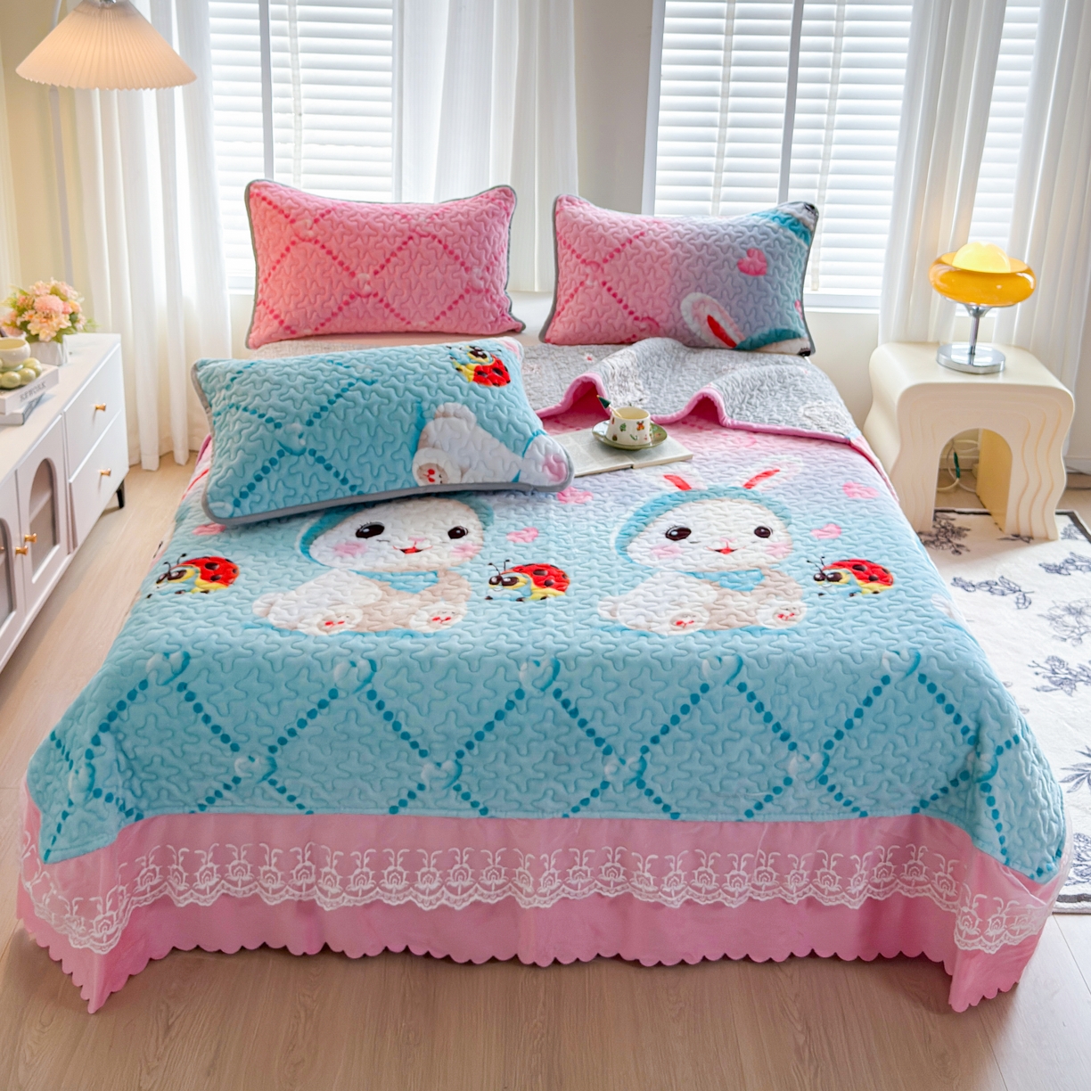 91家纺网 家纺一手货源 找家纺 梓依家纺 2025新款牛奶绒单床裙款蕾丝床盖三件套四件套 可爱兔兔