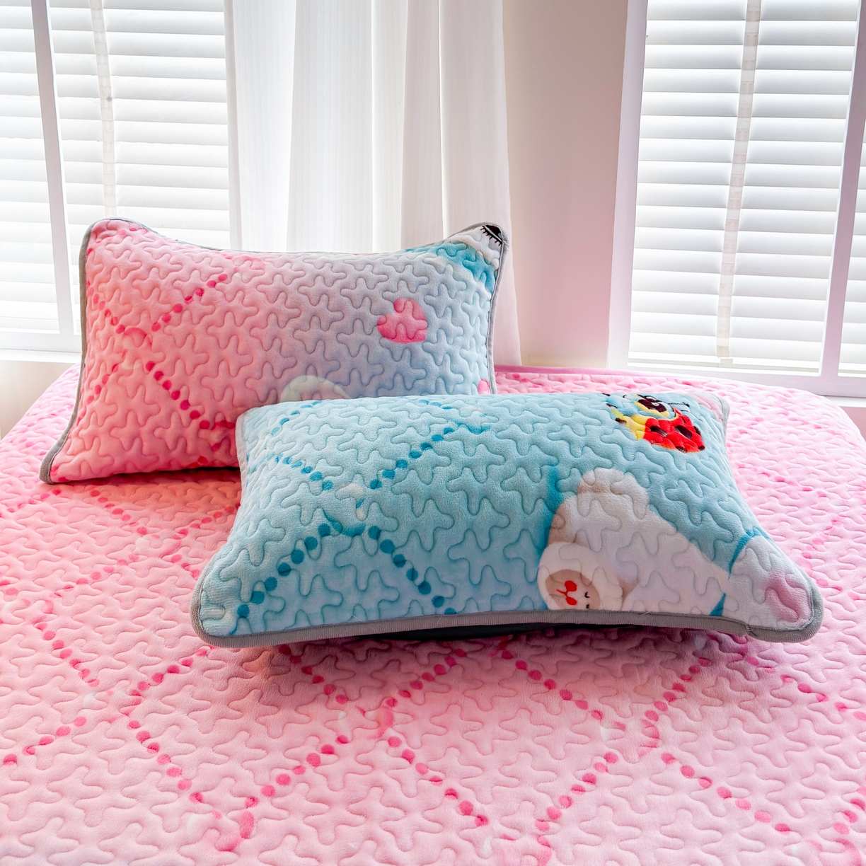 91家纺网 家纺一手货源 找家纺 梓依家纺 2025新款牛奶绒单床裙款蕾丝床盖三件套四件套 可爱兔兔