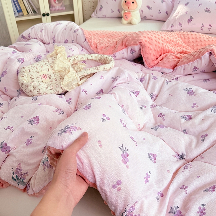 91家纺网 家纺一手货源 找家纺 VIP被业 2025新款云感棉双层纱豆豆绒冬被被子被芯 葡气满满