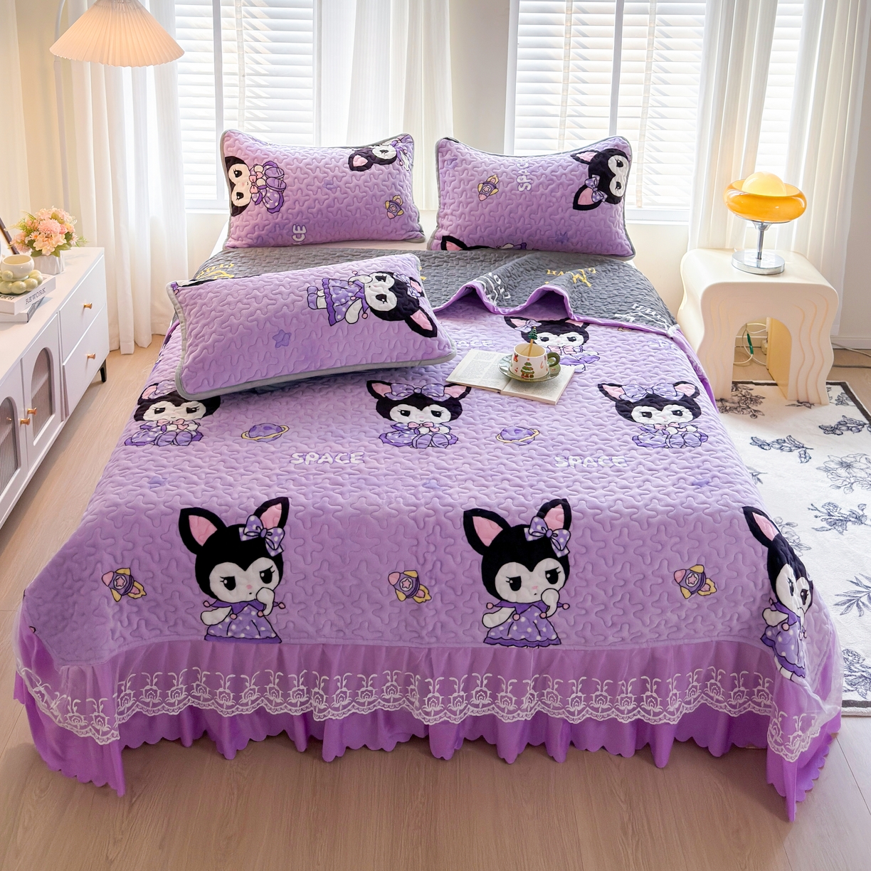 91家纺网 家纺一手货源 找家纺 梓依家纺 2025新款牛奶绒单床裙款蕾丝床盖三件套四件套 库洛米