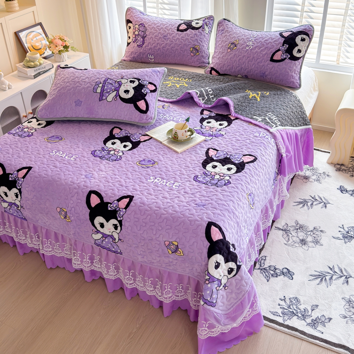 91家纺网 家纺一手货源 找家纺 梓依家纺 2025新款牛奶绒单床裙款蕾丝床盖三件套四件套 库洛米