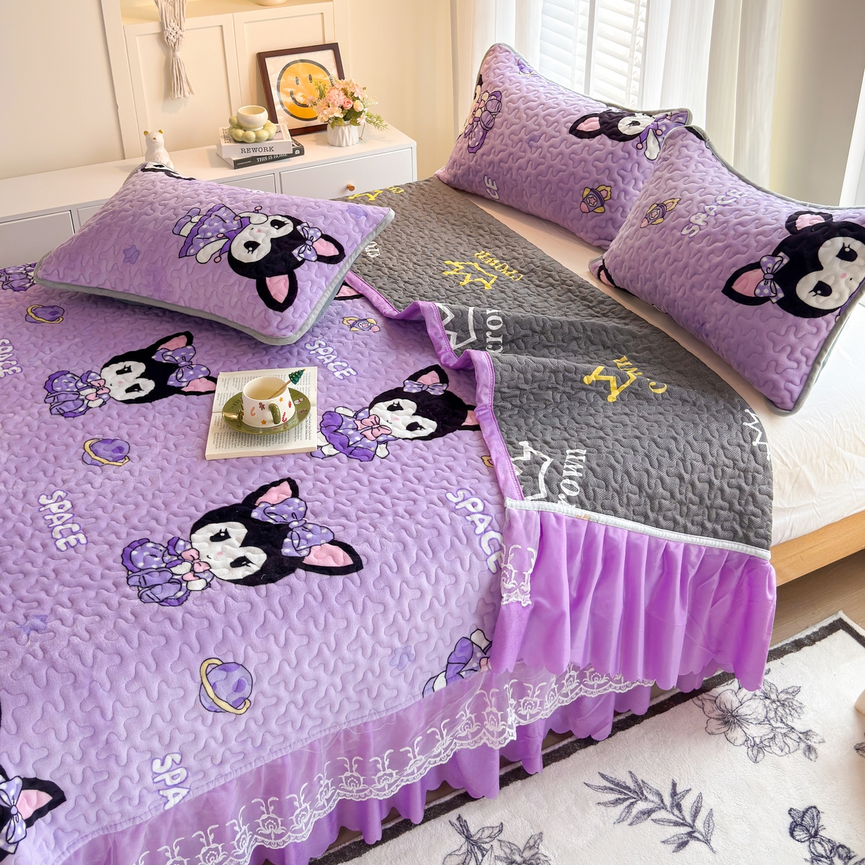 91家纺网 家纺一手货源 找家纺 梓依家纺 2025新款牛奶绒单床裙款蕾丝床盖三件套四件套 库洛米