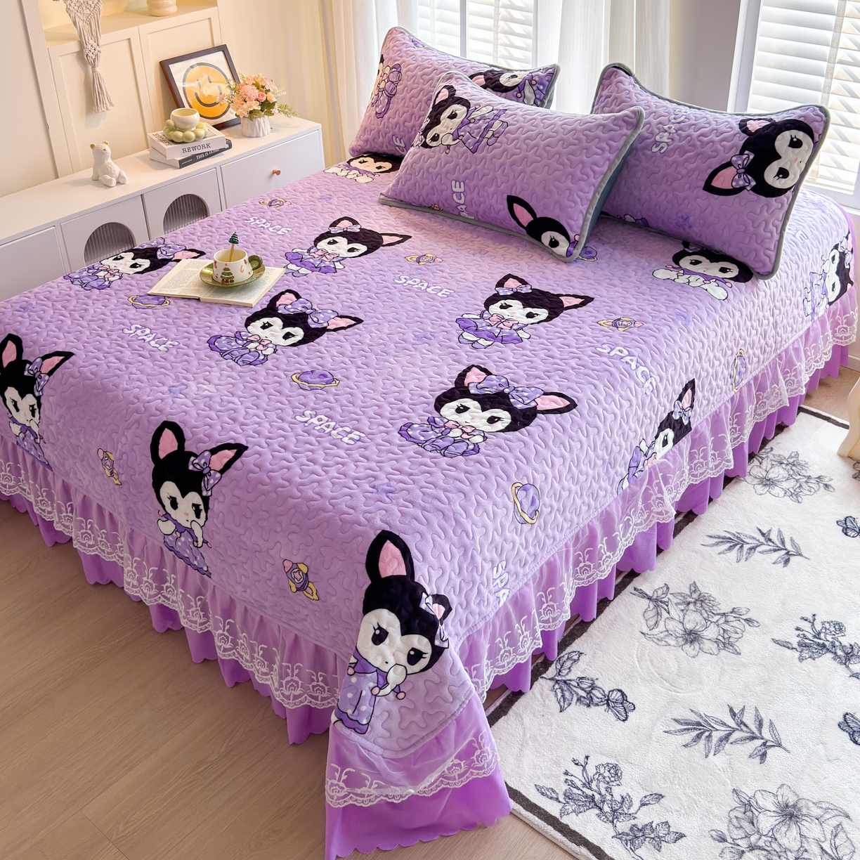 91家纺网 家纺一手货源 找家纺 梓依家纺 2025新款牛奶绒单床裙款蕾丝床盖三件套四件套 库洛米