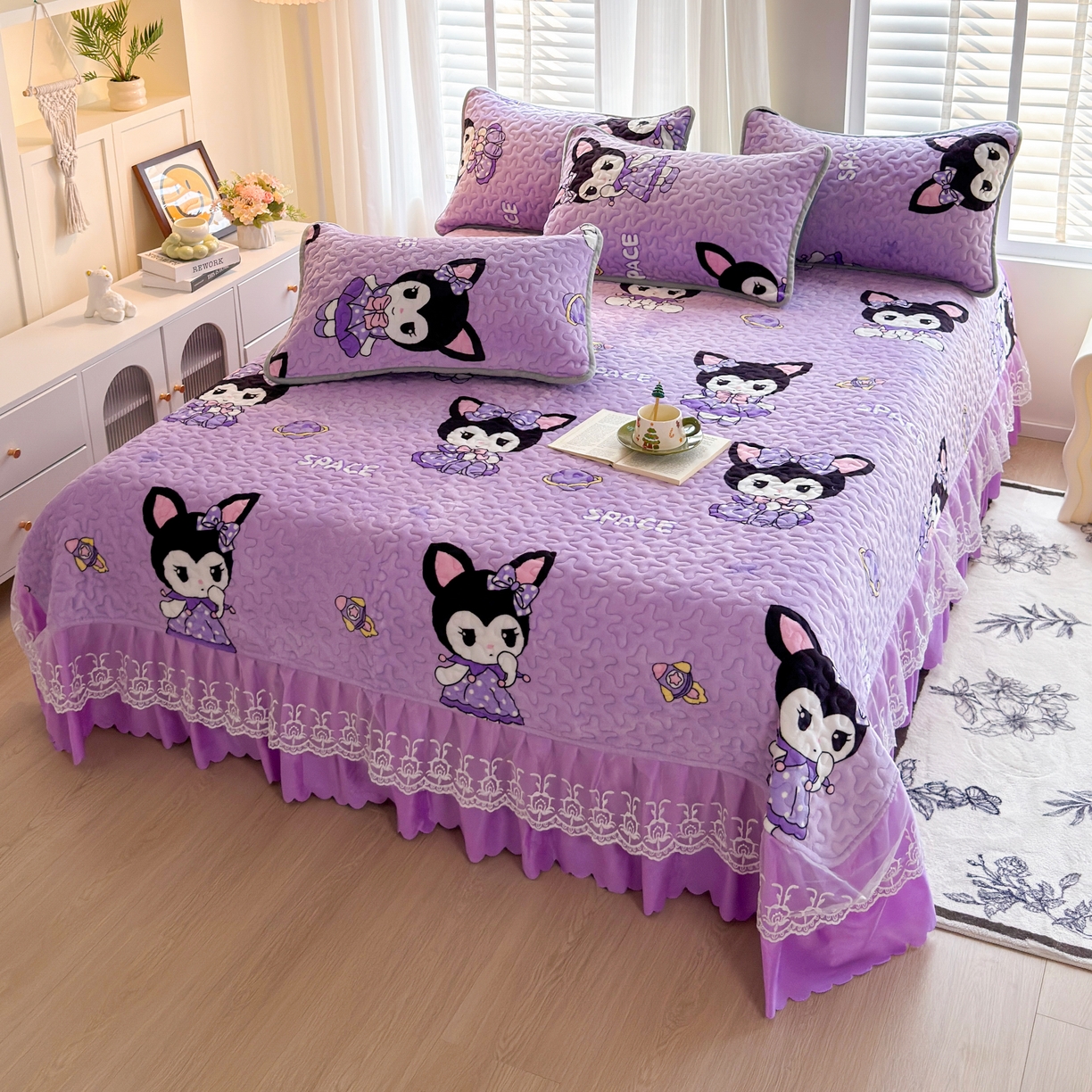 91家纺网 家纺一手货源 找家纺 梓依家纺 2025新款牛奶绒单床裙款蕾丝床盖三件套四件套 库洛米