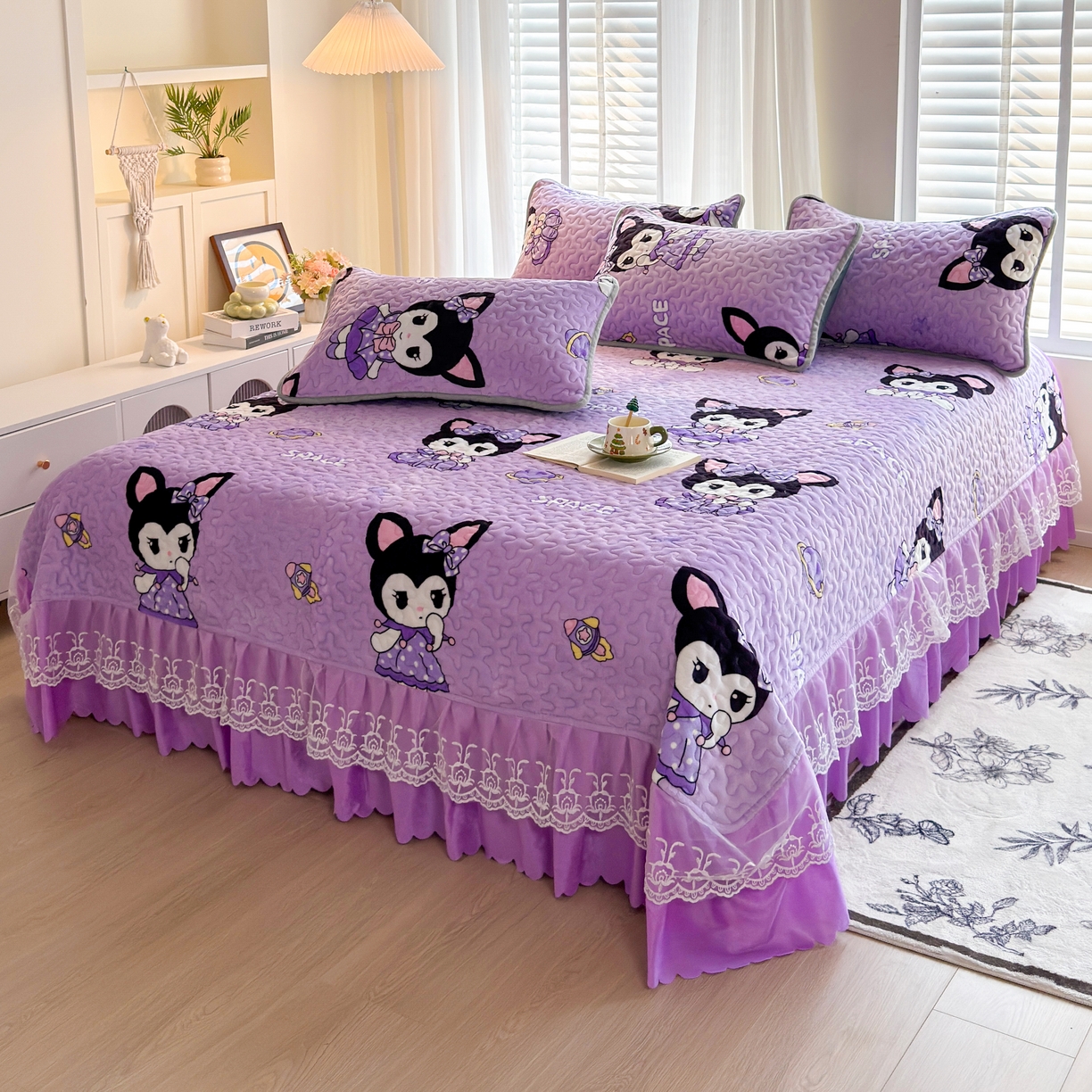 91家纺网 家纺一手货源 找家纺 梓依家纺 2025新款牛奶绒单床裙款蕾丝床盖三件套四件套 库洛米