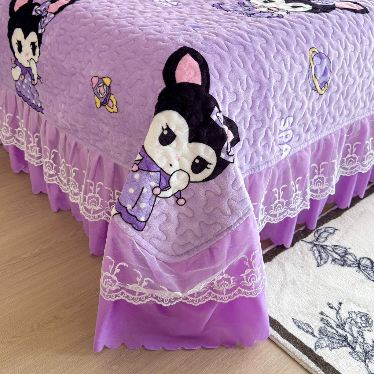 91家纺网 家纺一手货源 找家纺 梓依家纺 2025新款牛奶绒单床裙款蕾丝床盖三件套四件套 库洛米