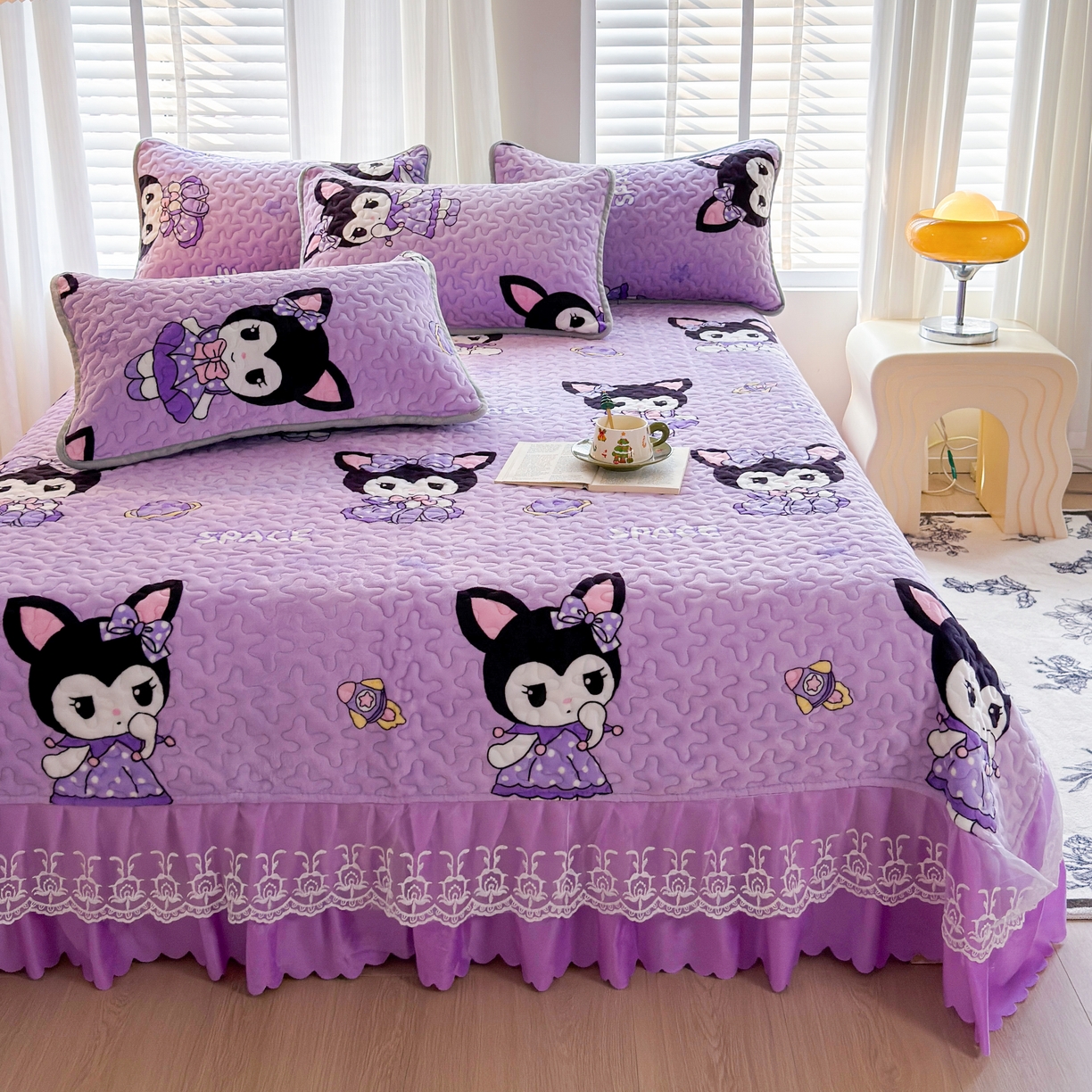 91家纺网 家纺一手货源 找家纺 梓依家纺 2025新款牛奶绒单床裙款蕾丝床盖三件套四件套 库洛米