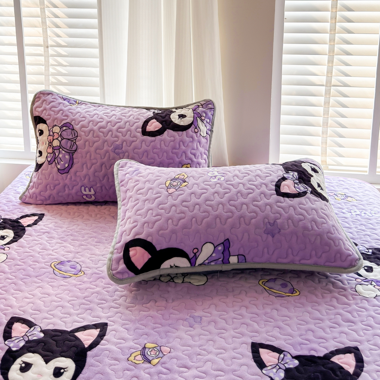 91家纺网 家纺一手货源 找家纺 梓依家纺 2025新款牛奶绒单床裙款蕾丝床盖三件套四件套 库洛米