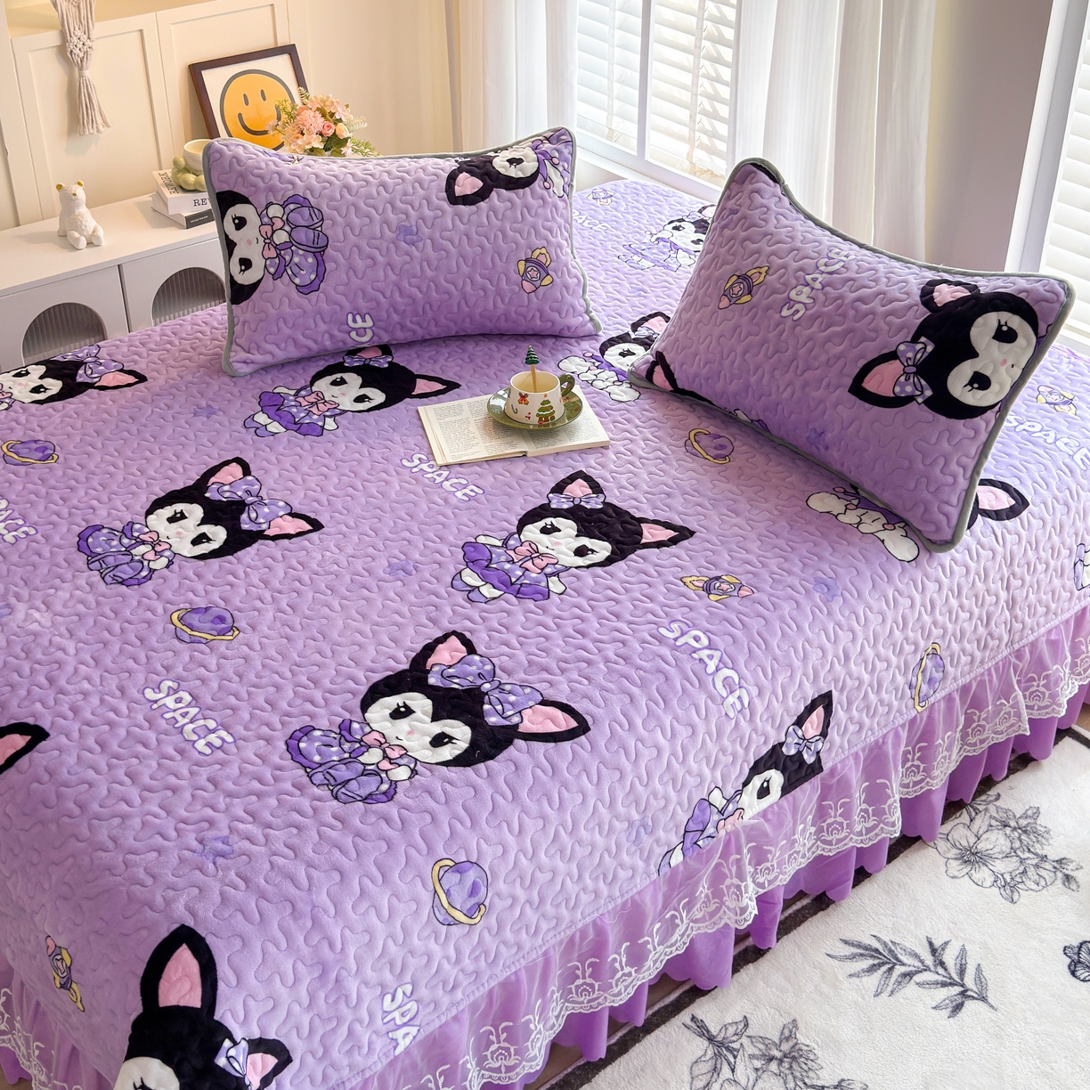 91家纺网 家纺一手货源 找家纺 梓依家纺 2025新款牛奶绒单床裙款蕾丝床盖三件套四件套 库洛米