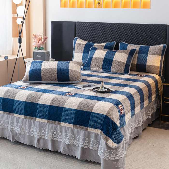 91家纺网 家纺一手货源 找家纺 梓依家纺 2025新款牛奶绒单床裙款蕾丝床盖三件套四件套 蓝白条纹格