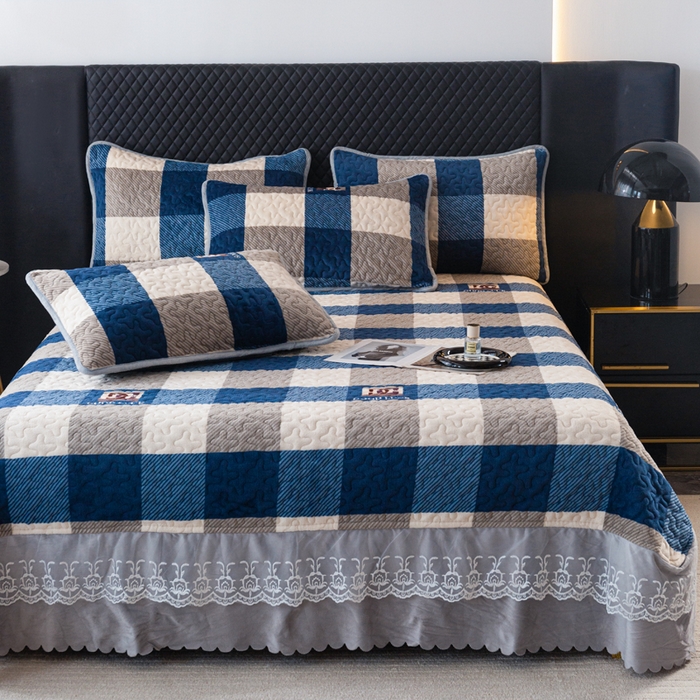 91家纺网 家纺一手货源 找家纺 梓依家纺 2025新款牛奶绒单床裙款蕾丝床盖三件套四件套 蓝白条纹格