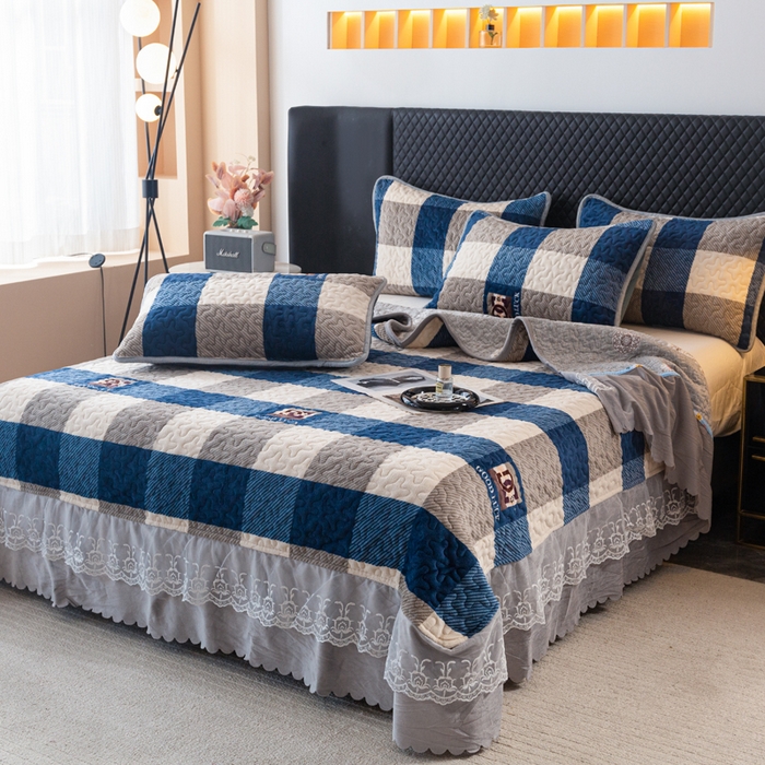91家纺网 家纺一手货源 找家纺 梓依家纺 2025新款牛奶绒单床裙款蕾丝床盖三件套四件套 蓝白条纹格