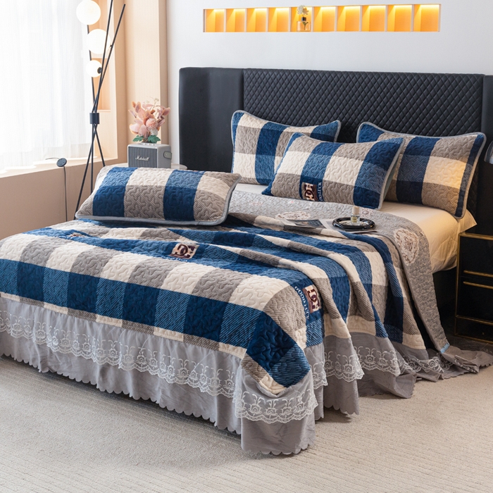 91家纺网 家纺一手货源 找家纺 梓依家纺 2025新款牛奶绒单床裙款蕾丝床盖三件套四件套 蓝白条纹格
