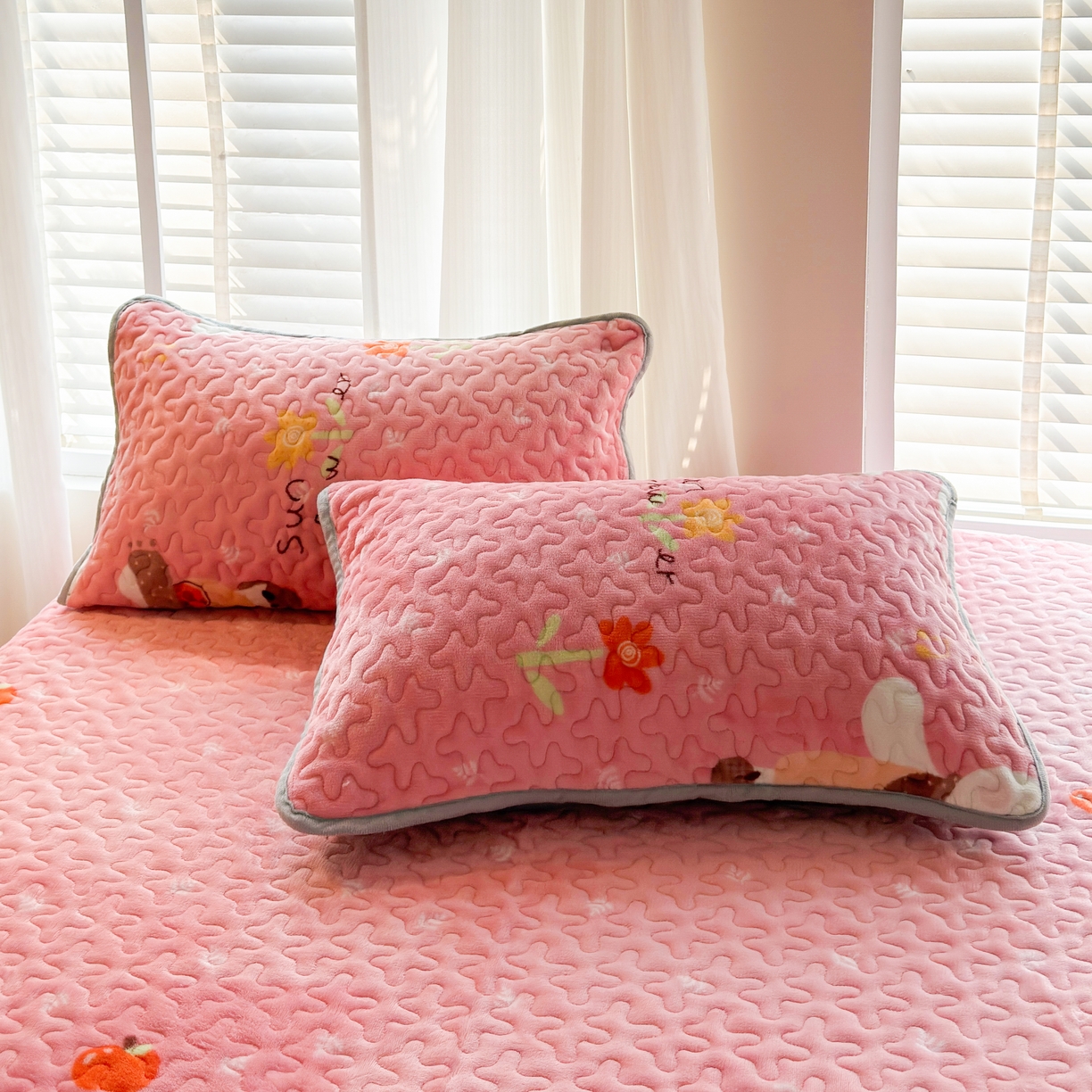 91家纺网 家纺一手货源 找家纺 梓依家纺 2025新款牛奶绒单床裙款蕾丝床盖三件套四件套 萌兔乐园-粉