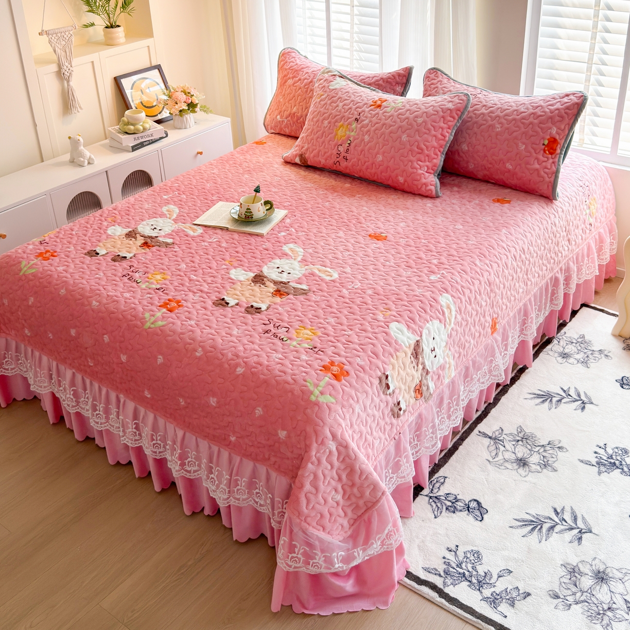 91家纺网 家纺一手货源 找家纺 梓依家纺 2025新款牛奶绒单床裙款蕾丝床盖三件套四件套 萌兔乐园-粉