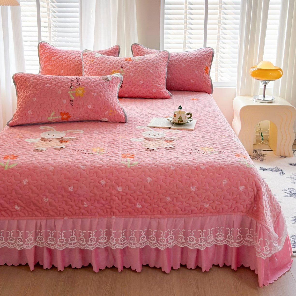 91家纺网 家纺一手货源 找家纺 梓依家纺 2025新款牛奶绒单床裙款蕾丝床盖三件套四件套 萌兔乐园-粉