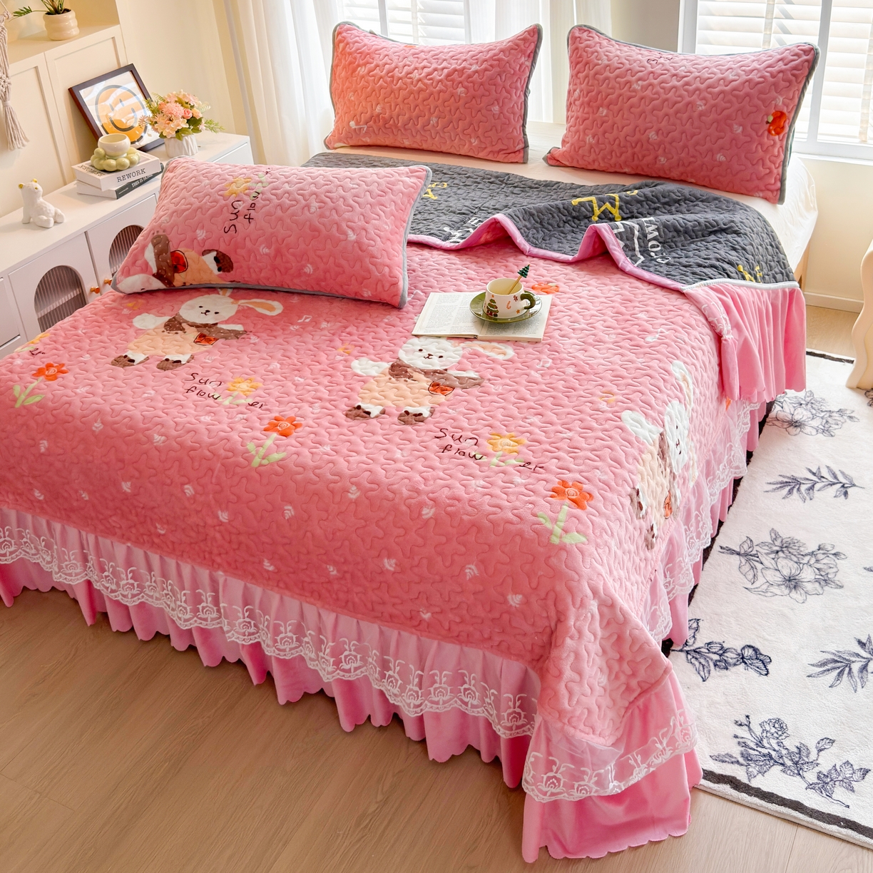 91家纺网 家纺一手货源 找家纺 梓依家纺 2025新款牛奶绒单床裙款蕾丝床盖三件套四件套 萌兔乐园-粉