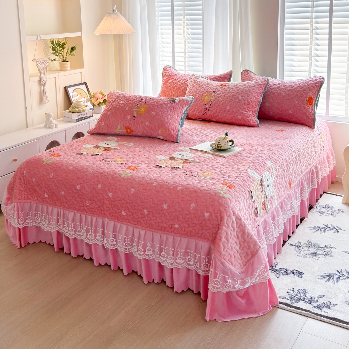 91家纺网 家纺一手货源 找家纺 梓依家纺 2025新款牛奶绒单床裙款蕾丝床盖三件套四件套 萌兔乐园-粉
