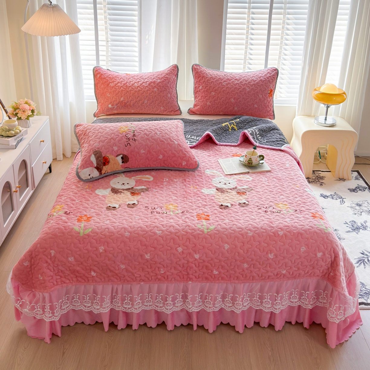 91家纺网 家纺一手货源 找家纺 梓依家纺 2025新款牛奶绒单床裙款蕾丝床盖三件套四件套 萌兔乐园-粉