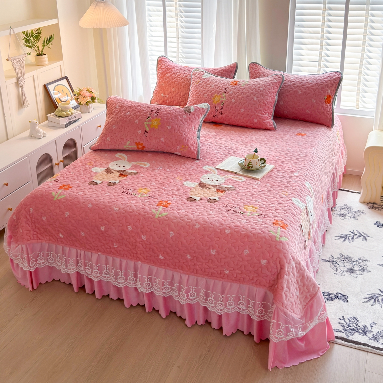 91家纺网 家纺一手货源 找家纺 梓依家纺 2025新款牛奶绒单床裙款蕾丝床盖三件套四件套 萌兔乐园-粉
