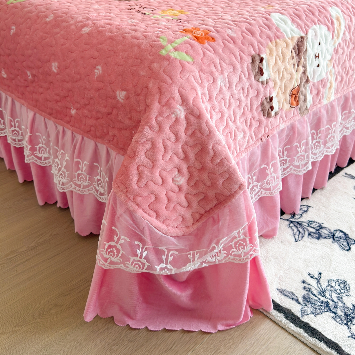 91家纺网 家纺一手货源 找家纺 梓依家纺 2025新款牛奶绒单床裙款蕾丝床盖三件套四件套 萌兔乐园-粉