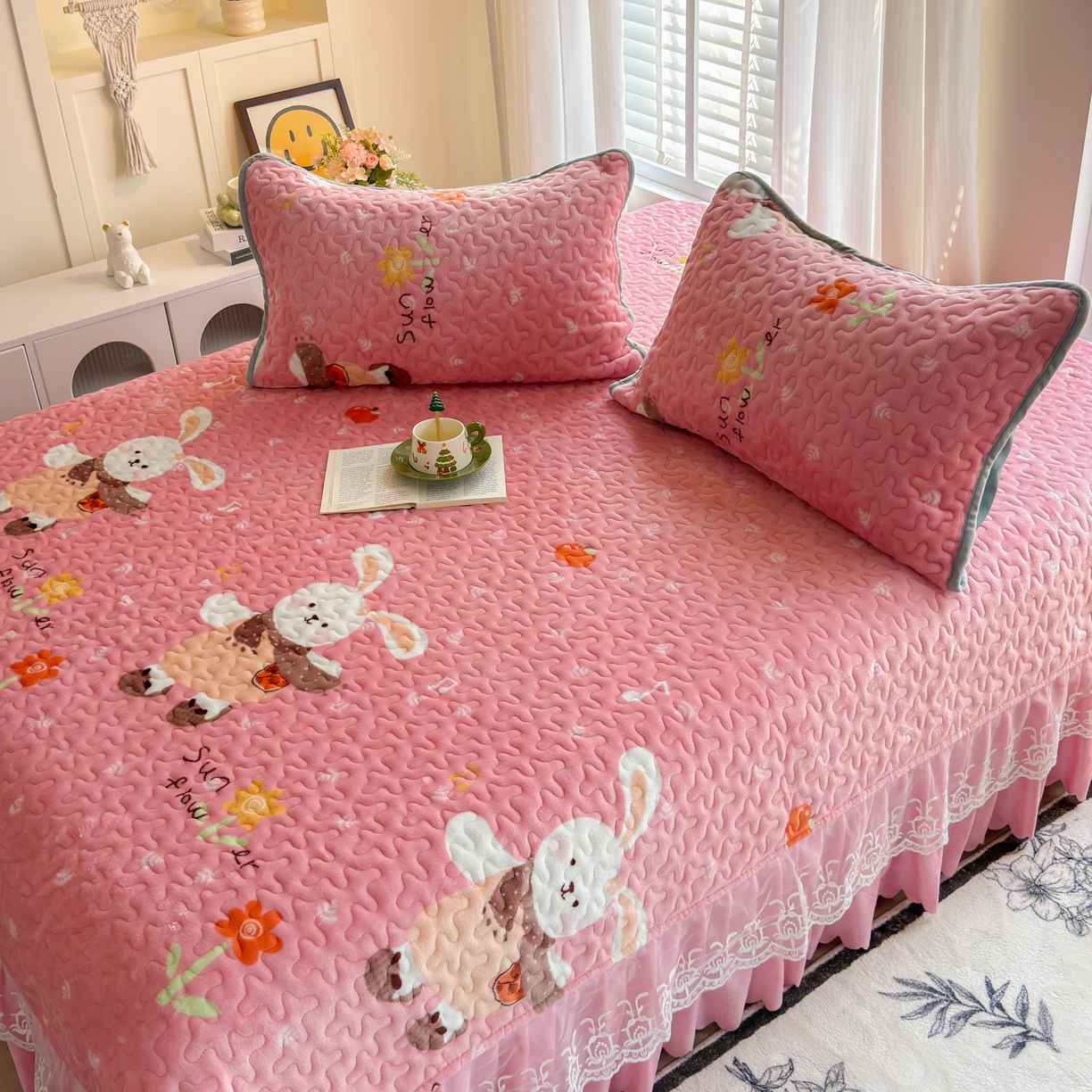 91家纺网 家纺一手货源 找家纺 梓依家纺 2025新款牛奶绒单床裙款蕾丝床盖三件套四件套 萌兔乐园-粉